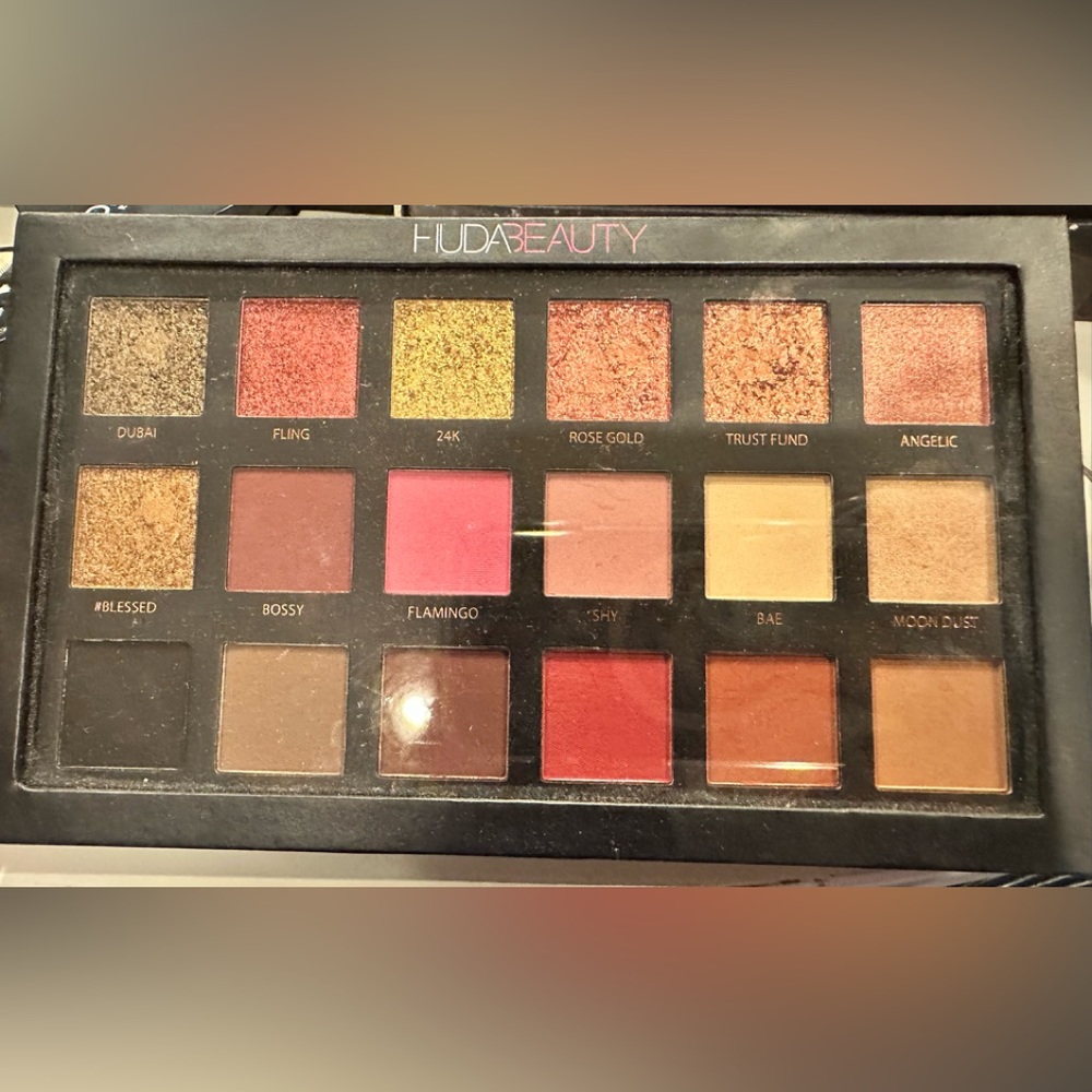 HUDA BEAUTY ROSE GOLD TEXTURED SHADOWS PALETTE - Picture 2 of 4